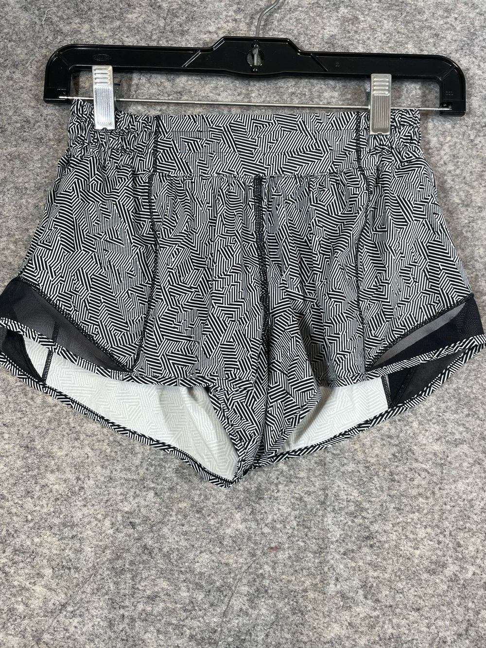 Lululemon Running Shorts Black White Size 4 Geometric Mesh Athletic Gym